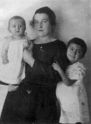 Dcery Ottly Helena a Věra se slečnou Fini, 1923