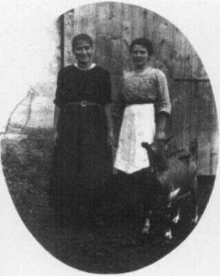 Ottla se sestřenicí Irmou v Siřemi, 1918