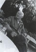 Bohumil Hrabal se skleničkou becherovky v Kersku, 1996