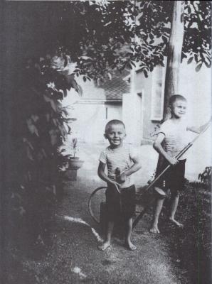 Bohumil Hrabal s bratrem Břetislavem v pivovaru v Nymburku, 1926