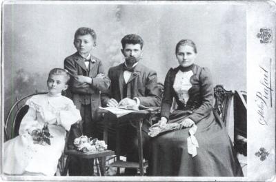 Babička, dědeček, maminka a strýc Bohumila Hrabala