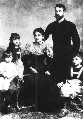 Egon Schiele s rodiči a sestrami Melanií a Elírou, 1892