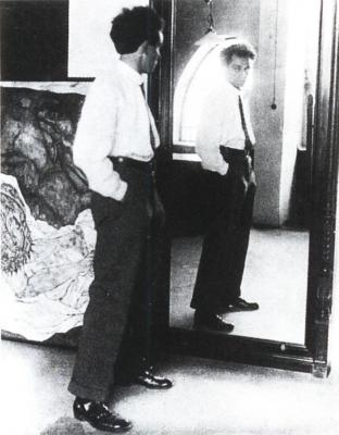 Egon Schiele před svým ateliérovým zrcadlem, 1915