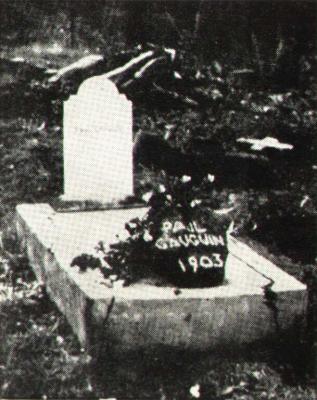 Gauguinův hrob v Autoně se sochou Oviri